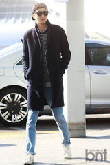 组图：赵寅成赴沪会粉丝 戴墨镜卖萌帅气不减