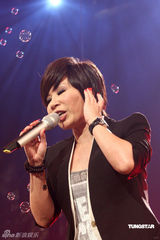 高清组图：温岚红发造型助阵黄小琥 大跳火辣断背舞