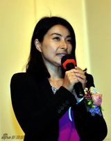 组图：郭晶晶宽松衣护肚显孕味 霍启刚护航