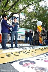 组图：神话成员JunJin退役 众粉丝迎接感动落泪