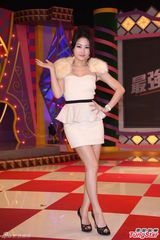 组图：Selina红裙俏皮 鸡排妹狂挤浑圆半球抢眼