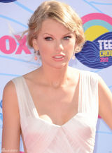 组图：青少年选择奖 斯威夫特白裙性感露背