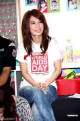 组图：Hebe亲切可爱热心公益 透露Ella赴美学英文