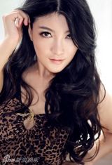 组图：牛怡茗拍摄性感大片 豹纹入镜博眼球