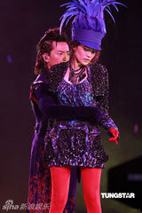 高清组图：郑伊健演唱会 舒淇登台与其热吻