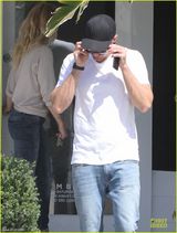 组图：《真爱如血》斯卡斯加德白衣牛仔型男风