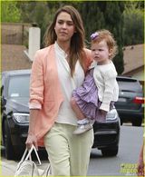 组图：阿尔芭全家赴复活节派对 囧娃调皮露底