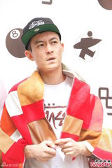 组图：陈冠希带小女友出席活动笑容满面