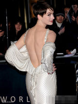 组图：安妮-海瑟薇大露背亮相首映 阿曼达性感秀乳沟