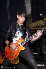 幻灯组图：汪东城助阵“晚生”送吉他秘笈