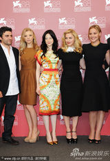 组图：《W.E》发布会 导演麦当娜现身霸气十足