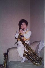 组图：邓紫棋童年照曝光 幼时已会多种乐器