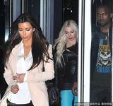 组图：卡戴珊火速搭上坎耶韦斯特 结伴逛街被拍