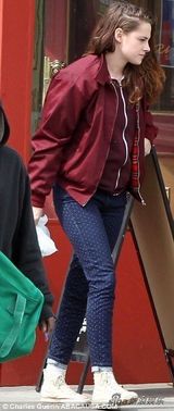 组图：克里斯汀-斯图尔特素颜乱发 穿着休闲