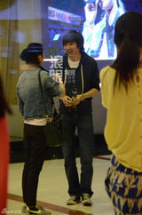 组图：张瑶与老公看话剧秀恩爱偶遇张亚东