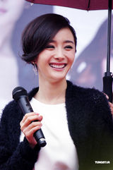 组图：杨幂冒雨参加南宁桃花节避谈感情话题