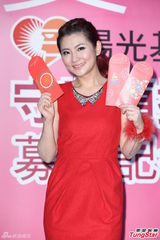 组图：Selina助力颜损慈善活动 老公力挺爱相随