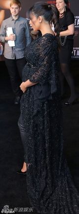 组图：卡黛珊挺大肚秀事业线 蕾丝长裙亮相首映