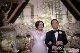 组图：刘晓庆美国大婚 教堂交换婚戒深情拥吻