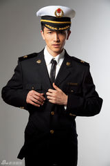 组图：国产美男许诺制服造型帅气十足