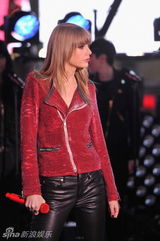 组图：泰勒跨年激情献唱 紧身皮衣跪地狂野嘶吼