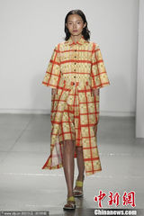 组图:中国超模再战纽约时装周 闪耀T台气势逼人