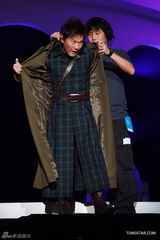 组图：张信哲红馆开唱 深情演绎哲式情歌