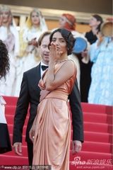 高清组图：《女人之源》首映 吕克-贝松吻娇妻抢镜