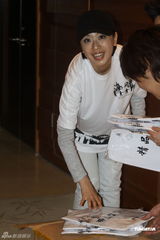 组图：赵铭休闲装现身难掩好身材 推广海啸赈灾T恤