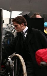 幻灯图：罗伯特-帕丁森礼帽装现身 自称毫不性感