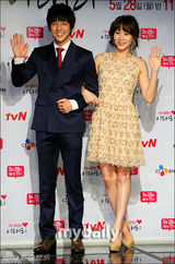 组图：金基范等出席新剧《我爱李泰丽》发布会