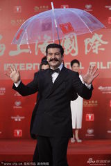 组图：《父亲的诗》剧组雨中亮相闭幕红毯