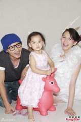 组图：蔡少芬挺大肚拍全家福 与爱女玩亲亲