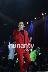 组图：刘德华零点亮相湖南跨年夜动感十足