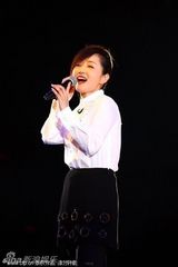 组图：杨钰莹干练造型献唱 笑谈:别抢人家饭碗