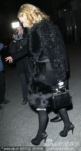 高清图：麦当娜现身柏林 小男友恩爱相伴