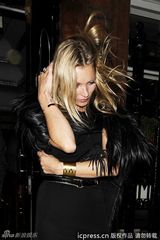 组图：凯特莫斯夫妇情侣装出街 黑衣乱发心情不佳