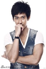 组图：唐治平全新时尚写真变身迷人轻熟男