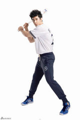 组图：张伦硕时尚写真 动感十足活力四射