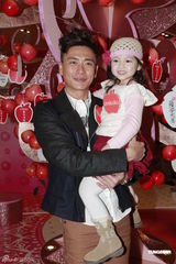 组图：黄宗泽亲吻混血小美女 与周丽淇出席亮灯仪式