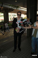 杜丽莎被告拖欠工资 其夫到庭应讯双方未达成和解