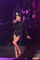 组图：吉克隽逸开唱 好声音导师学员齐捧场