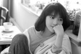 组图：张璇秋日黑白写真 温暖恬淡知性