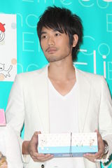 组图：高以翔帅气亮相义卖 否认与雷凯欣一夜情