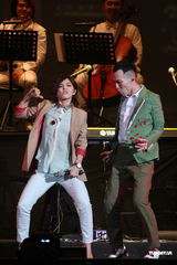 组图：苏打绿小巨蛋激情开唱 Ella现身上台秀舞姿