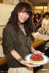 组图：蔡健雅中英双碟齐发 做蛋糕手艺获称赞