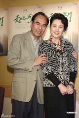 组图：柯有伦房思瑜默契宣传新片 戏中忆丧父之痛