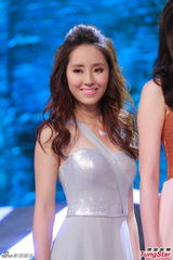 组图：港姐准决赛诞生10强 白纱裙秀腿抢镜