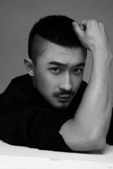 组图：小张铎帅气写真 转型时尚雅痞男