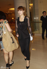 组图：柳岩薄透黑纱裙亮相《十二星座》开机